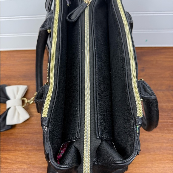 Betsey Johnson black & white shoulder chevron handbag purse with bow accent. - Picture 6 of 13